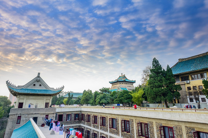 打车从光谷到武汉大学的标志性的大牌楼位置.甚是好看