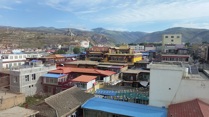 路上有一段公路正在维修,不过路面还可以雅砻江,水流湍急新龙县城