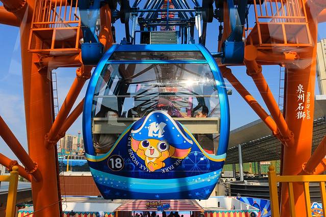 出乐园的门工作人员往我们手上盖了个章,这是180套票里面赠送的摩天轮