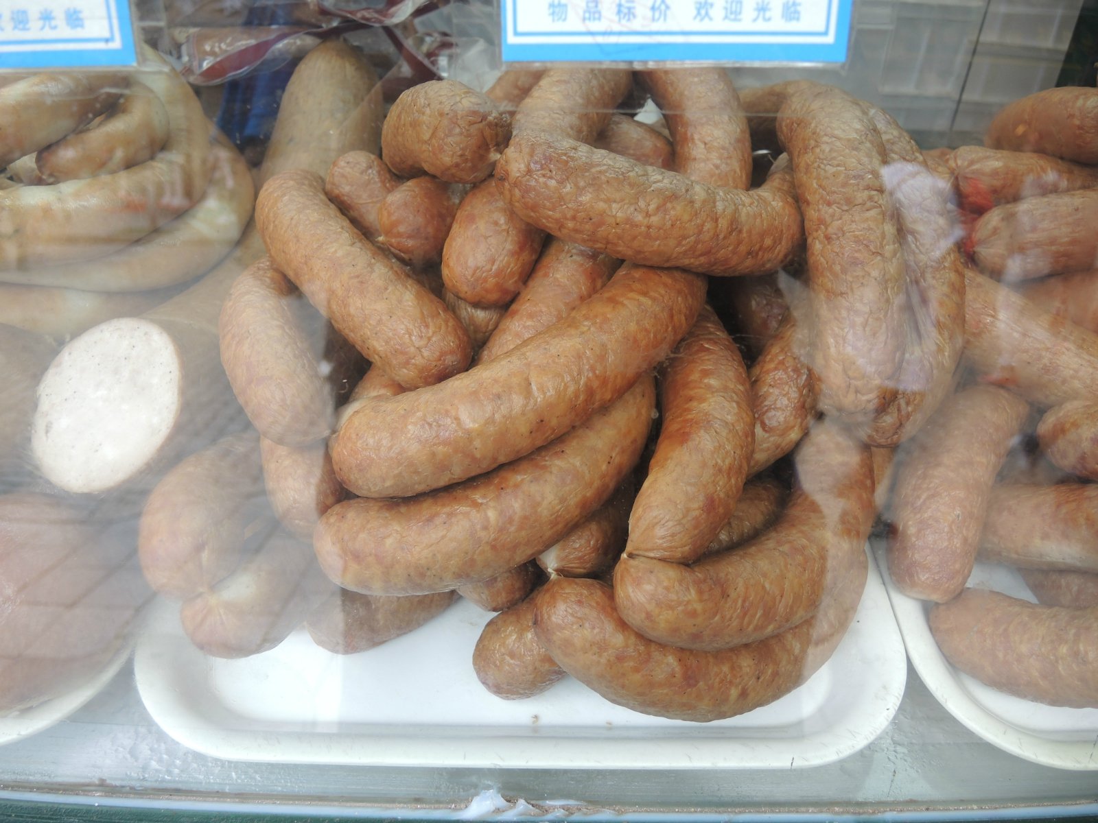 马迭尔红肠,颜色比较淡一些,但味道一点也不说缩水.