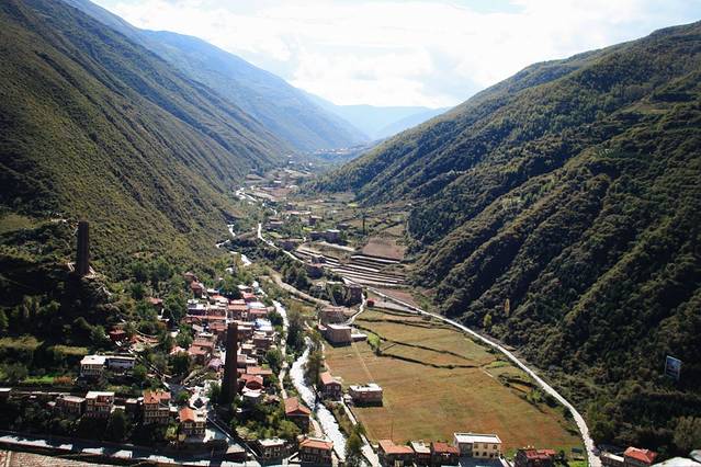 松岗直波八角古碉群景区