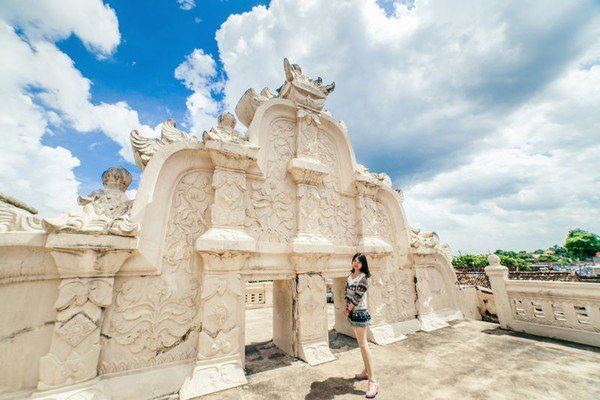 游记详情 从皇宫 出来,去往水城的路上,一个椰子摊被一群中国kol围攻