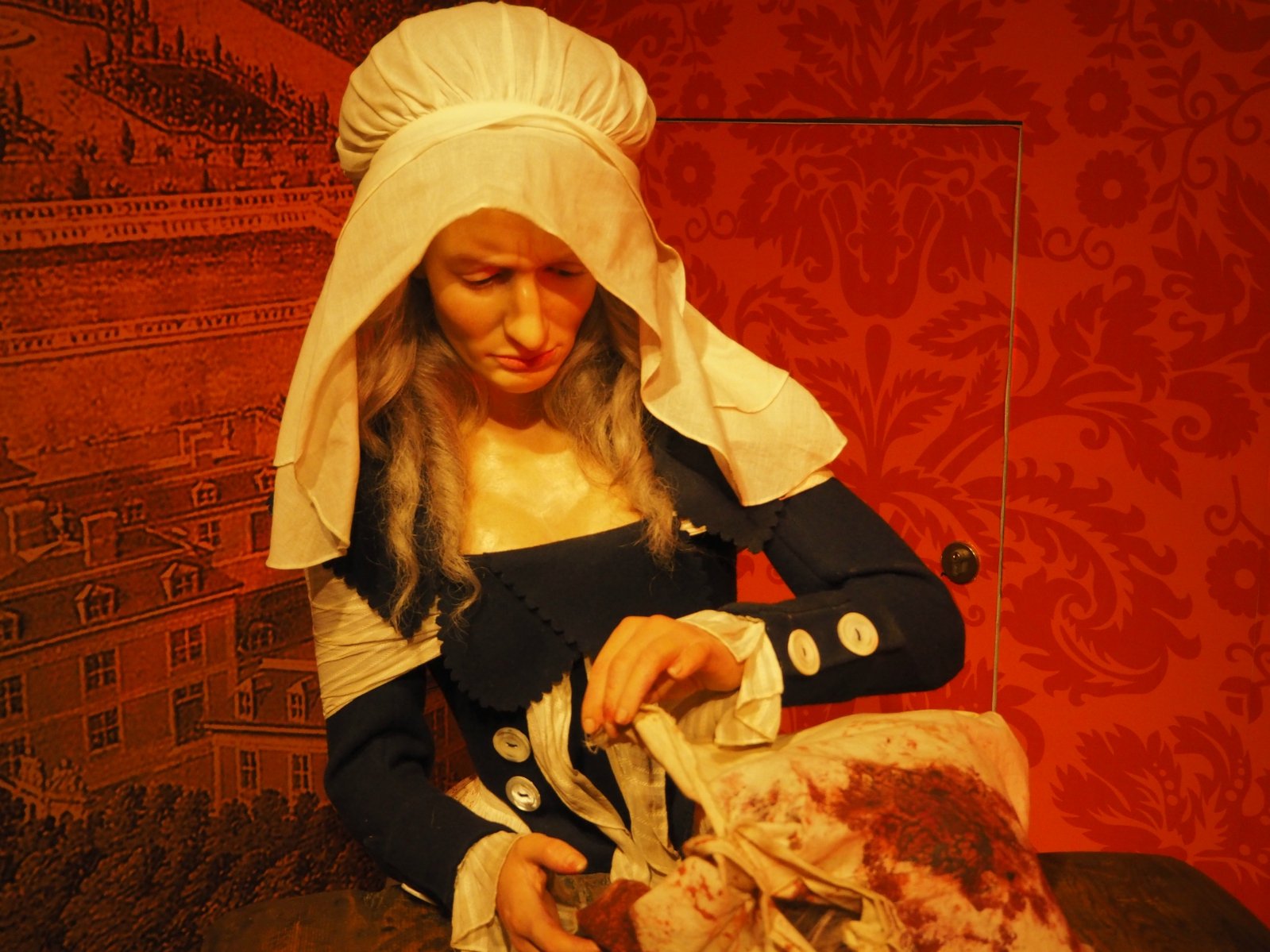 蜡像还原的杜莎夫人为友人制作死亡面具的场景.