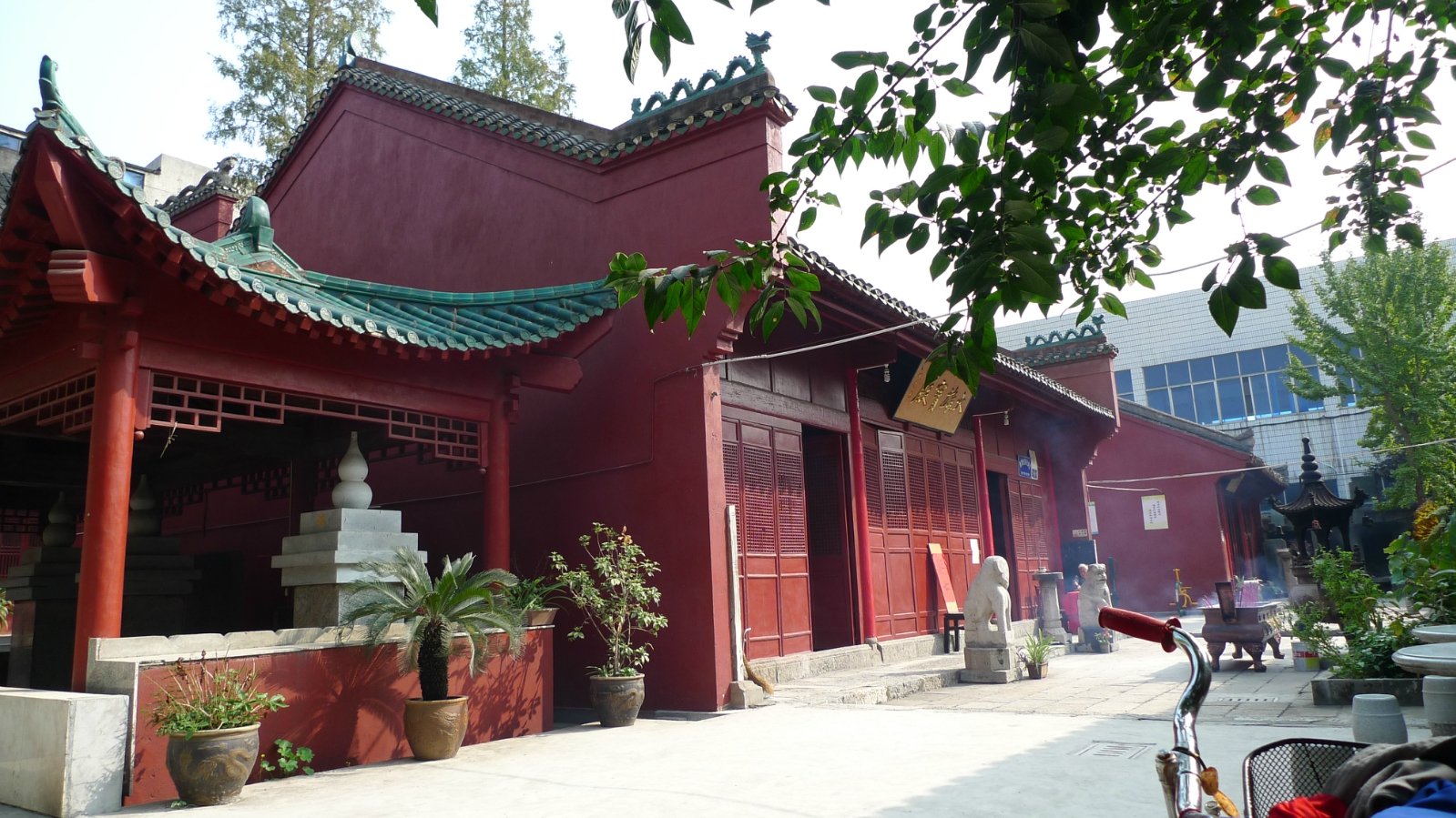 真心感谢铁女寺不大仅由山门章劝殿观音殿藏经楼大雄宝殿所组成寺庙内