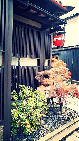 每家店的门面设计都有不同特色。还有美容院。