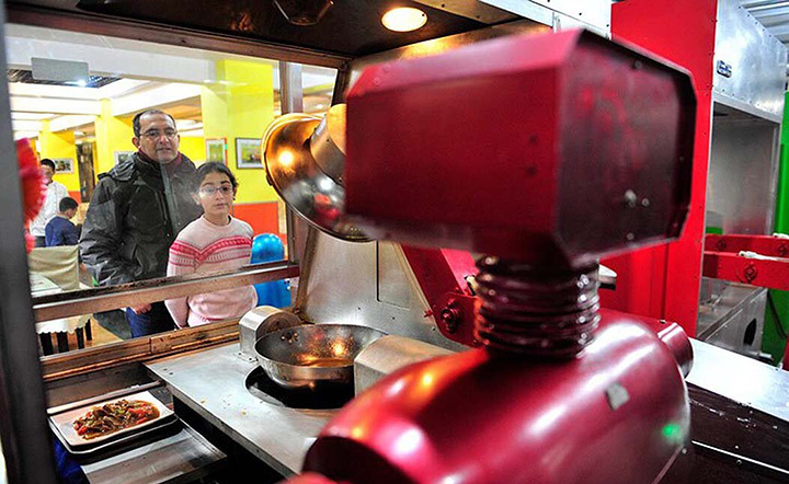 "每次就餐高峰过后，机器人也要去“吃饭”，充电2小时可连续工作5小时_源海机器人餐厅"的评论图片