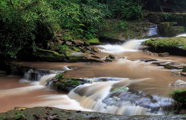 女娲池白龙潭瀑布