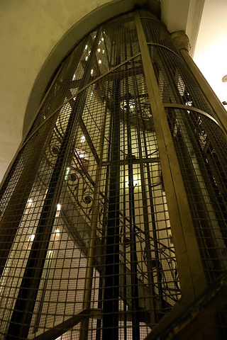 古老的电梯仅能容下携带行李的两人上下,拉开铁栅的那瞬间时光仿佛将