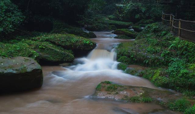女娲池白龙潭瀑布