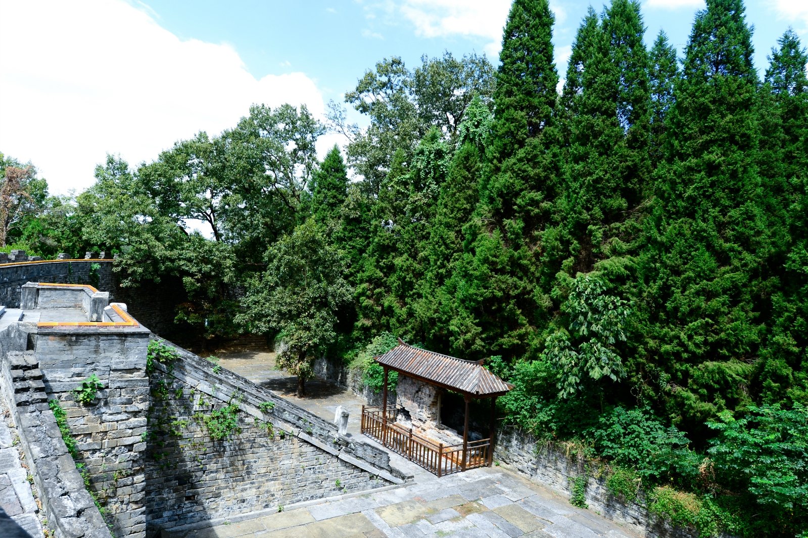 参观明显陵之前,我并不敢抱太大的希望,因为听过无数吐槽它的言论.