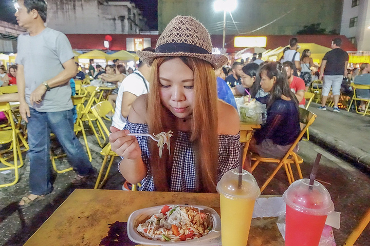 *甲米镇夜市只有在每周五、六、日开放,时间是