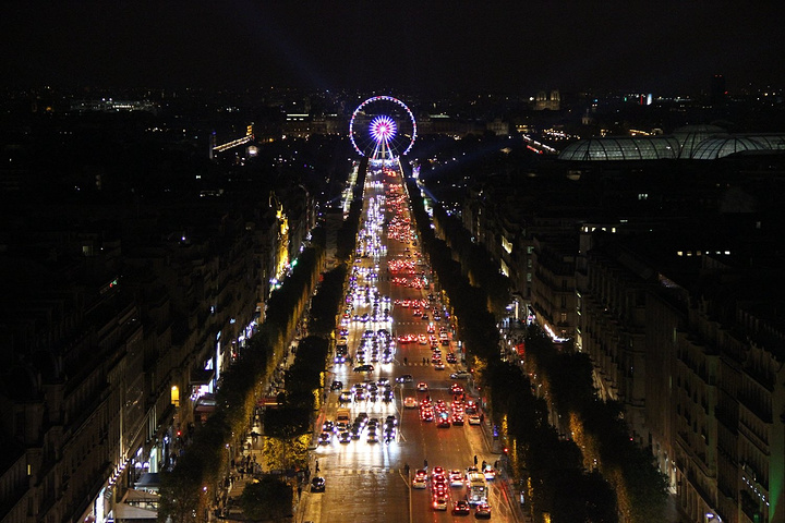 20182、巴黎市政府特别有爱心的在道路中央设