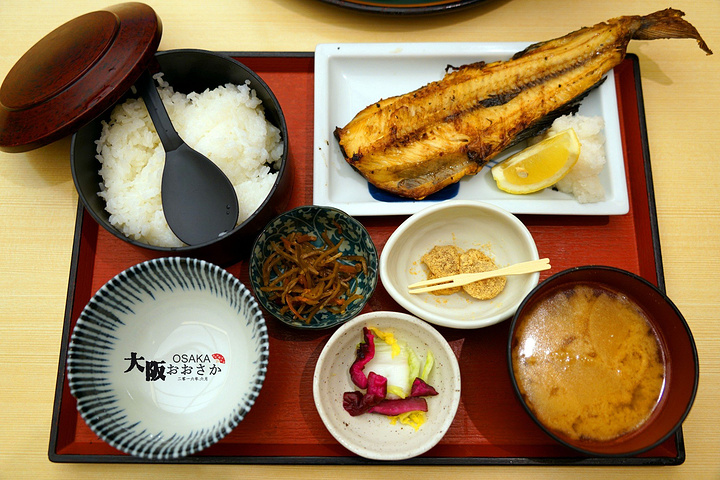 2017到达outlets首先先去信息中心拿优惠券和