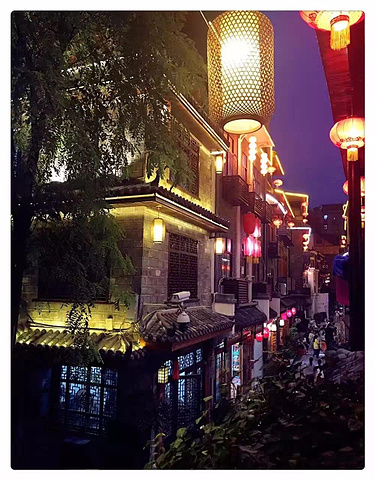 长沙保存下来的为数不多的历史街巷之一,这里曾聚集被称为"定湘王庙"