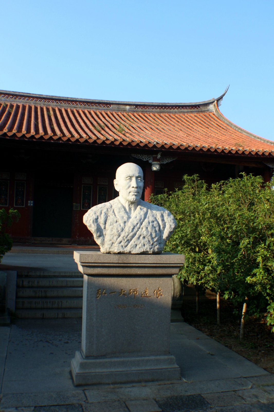 进门就能看到的弘一法师的石像叶圣陶老师的亲笔题字:花枝春满候,天心