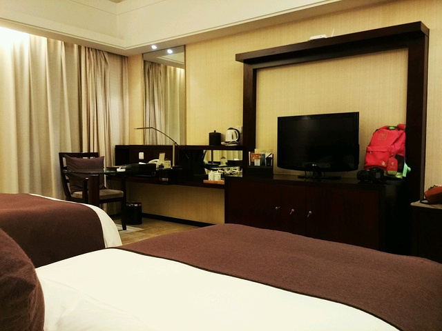 算是挺不错的酒店了,位置在著名的皮革城附近_海宁海洲大饭店"的