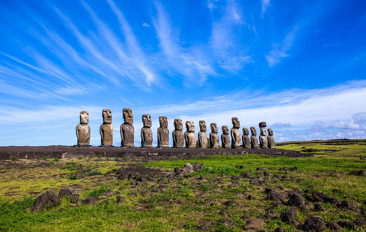 作为最壮观的摩艾这群海啸后被日本人出资复位的石像成了复活节岛上