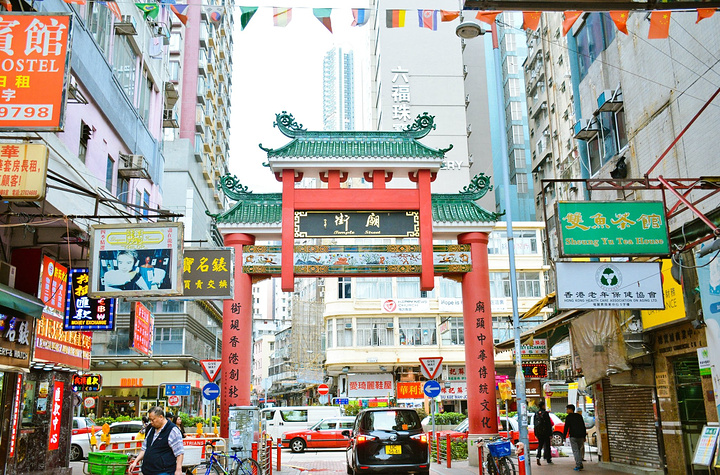 白天的庙街,褪去晚上的喧嚣,只有为数不多的来往车辆,和零星的正要搭