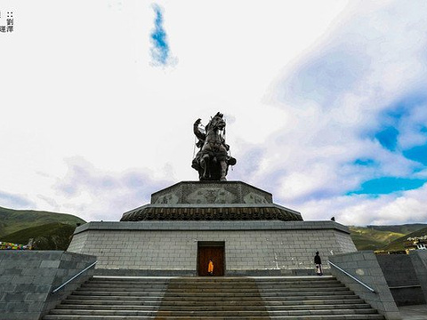 格萨尔王登基台