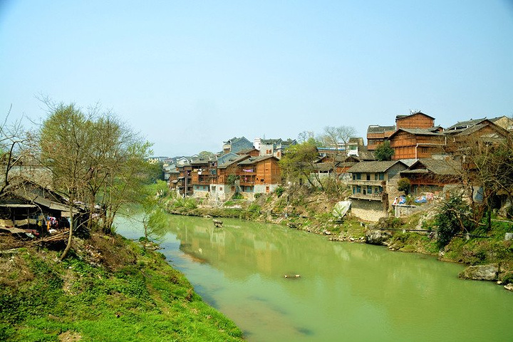 21梅江河 美丽的梅江河 这里正在打造梅江河风景带 心情特别的舒畅 因为今天梅江河特别的干净 清溪古镇 评论 去哪儿攻略