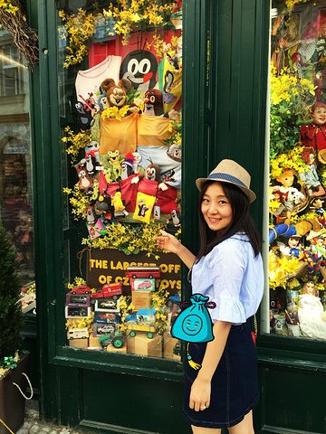 2017吃过饭,往布拉格广场走,路过可爱的鼹鼠玩