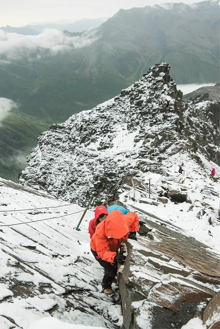 四姑娘山二峰背一把杨家枪冲顶