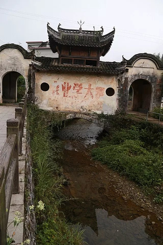 "与许多商业化的旅游景点相比，这里是纯粹的原生态，没有喧嚣，没有人群的熙熙攘攘，村子出奇的安静_芹川村"的评论图片