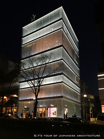 21为了建造安腾设计的购物中心 甲方森地产集体拆除了原有的同润会公寓 玻璃屋顶使自然光线照射到建筑深处 表参道 评论 去哪儿攻略