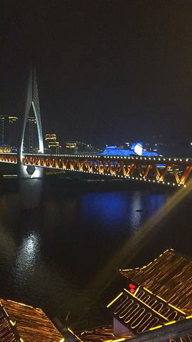 从成都到重庆坐高铁很方便,订的酒店在洪崖洞