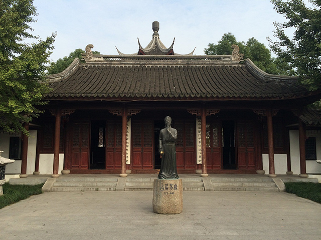 生煎店隔壁正好是白居易故居,正好进去参观了一下.