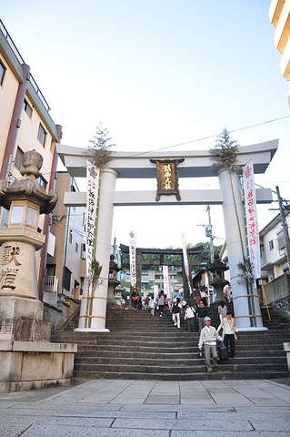 接近傍晚时分,来到诹访神社,幸好人潮还没灌入,我和小伙伴就站在围观