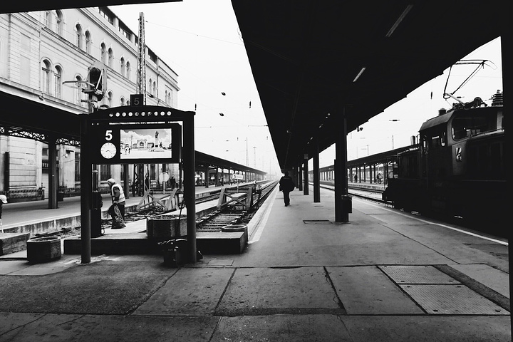 布达佩斯火车站比较落后,检票人员没有仪器扫