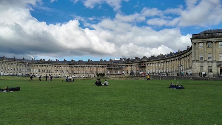 巴斯圆形广场是城市规划中杰出的建筑典范,由3栋弧形建筑构成,形成一