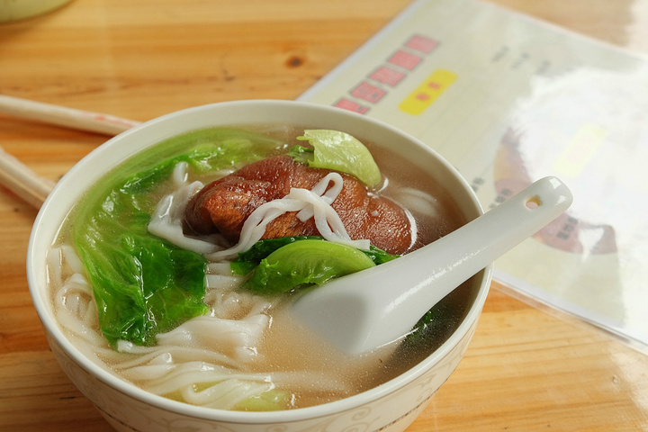 粉我就激动的点了那味道真是 今生不想在吃真真是一个猪脚 加碗白水汤