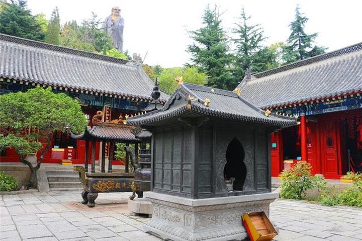 崂山太清宫亦称"下清宫",或称"下宫",位于崂山南麓老君峰下,面对黄海