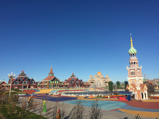 上午看完国门就顺道去套娃广场了,其实跟Disn