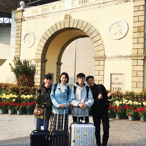 开始各种摆动作照片拍起来了。坐免费巴士到了