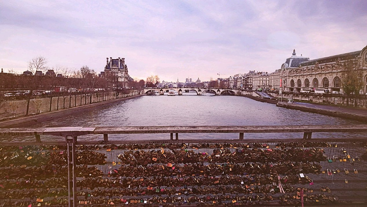 我对塞纳河的印象是巴黎之河画家笔下的美景艺术桥上的锁还有周杰伦