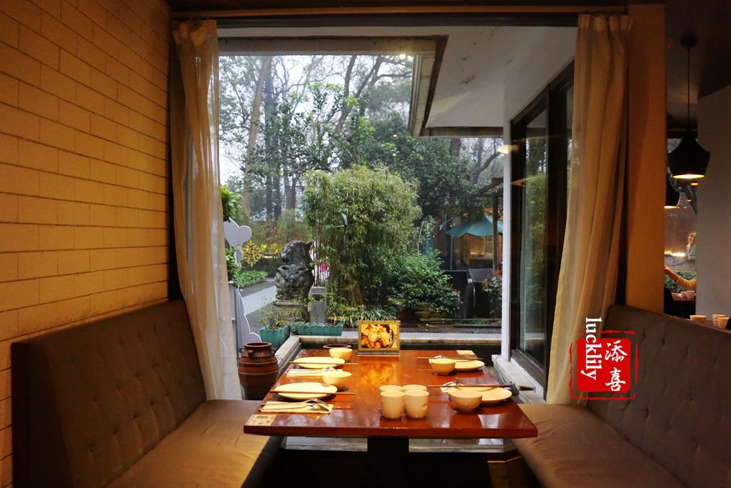 为了去这家网红餐厅吃饭,我还特意选了个雨天,就是怕路堵车挤浪费时间