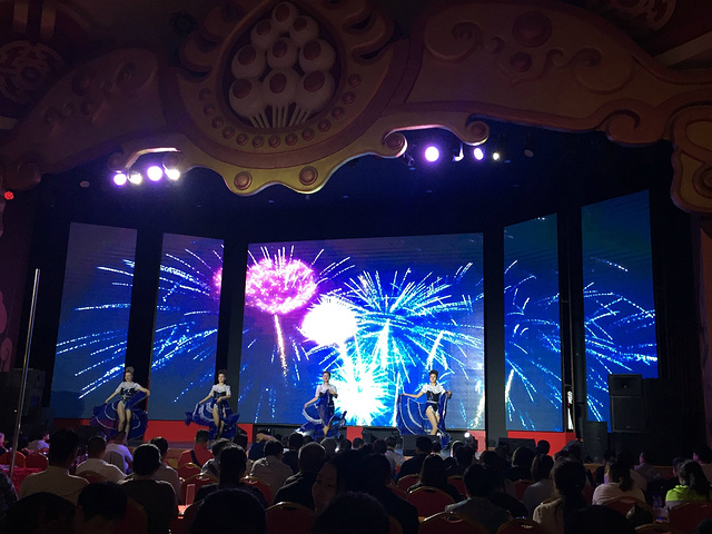 上午看完国门就顺道去套娃广场了,其实跟Disn