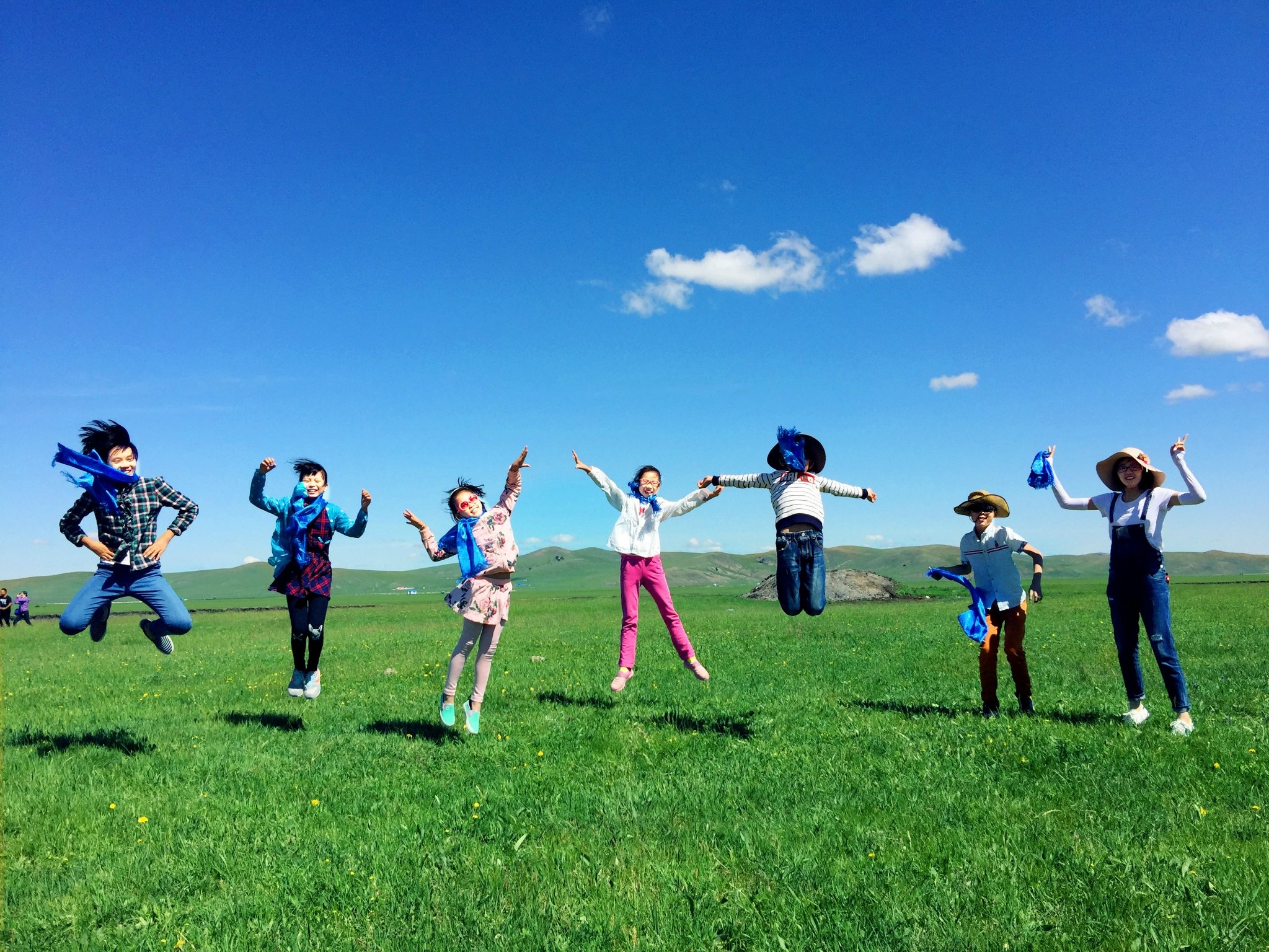 孩子们蹦蹦跳跳疯狂的玩耍着.小伙伴们在草原上开始一场,草原足球秀.