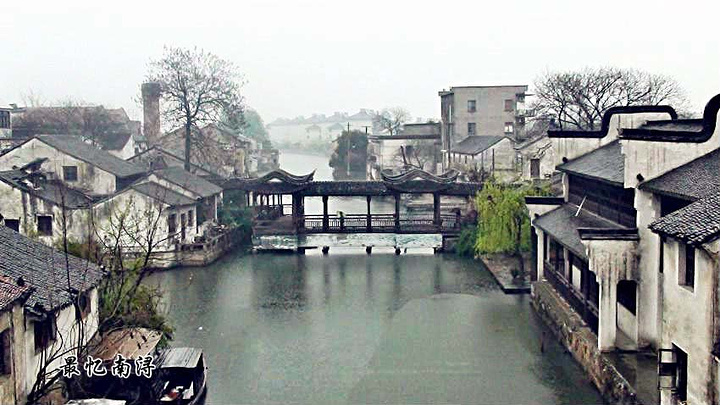 2017只见蜿蜒的河畔错落有致地排列着一幢幢