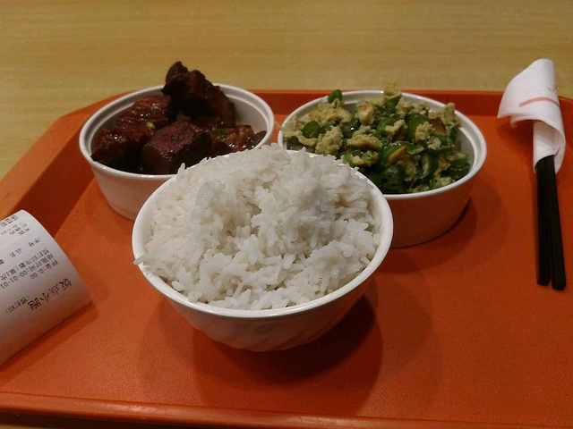来吃饭的还不少.菜品可选择挺多!还蛮不错的快餐!环境也不错.