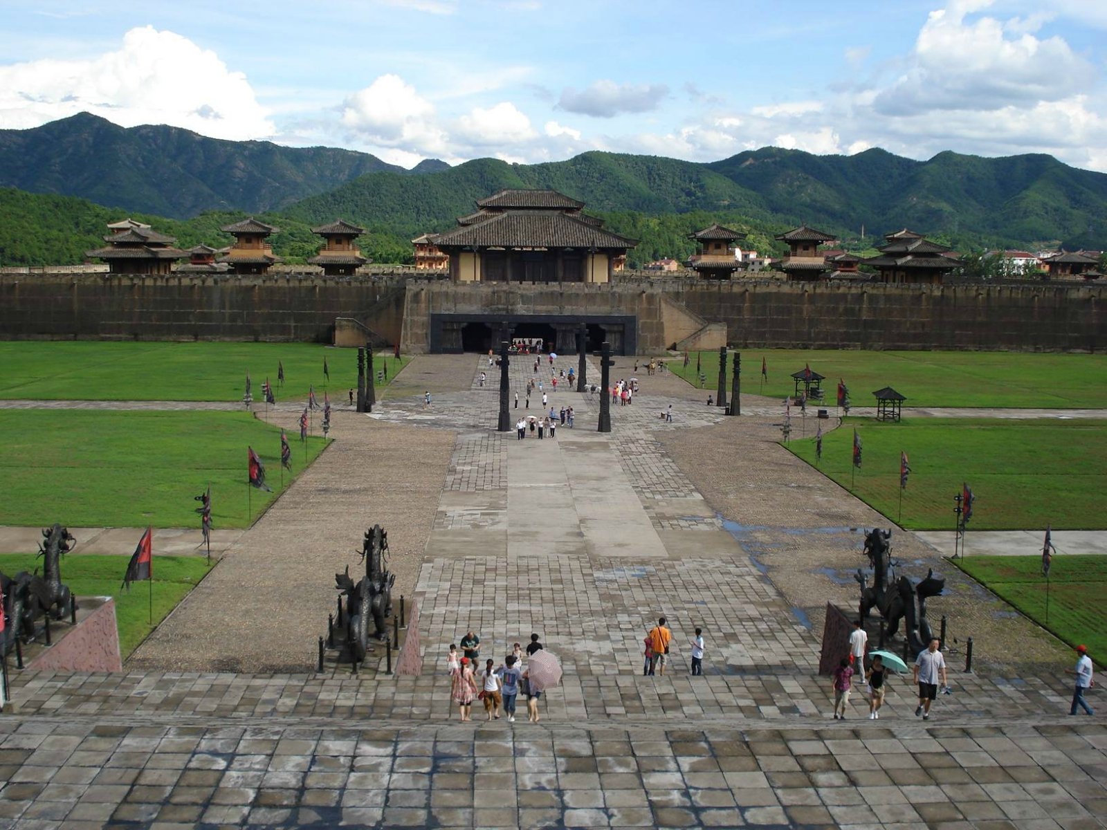 的场景相信大家都很熟悉,有人出宫或者入宫,都是在这条走廊中拍摄的