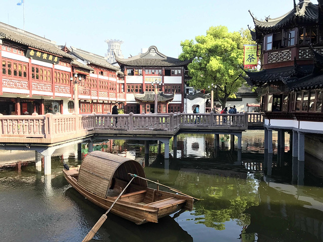 "湖心亭茶楼对面是豫园,这是一个经典江南园林,喝茶游园需要半天时间。不设预约,需要提前去等位_上海城隍庙"的评论图片