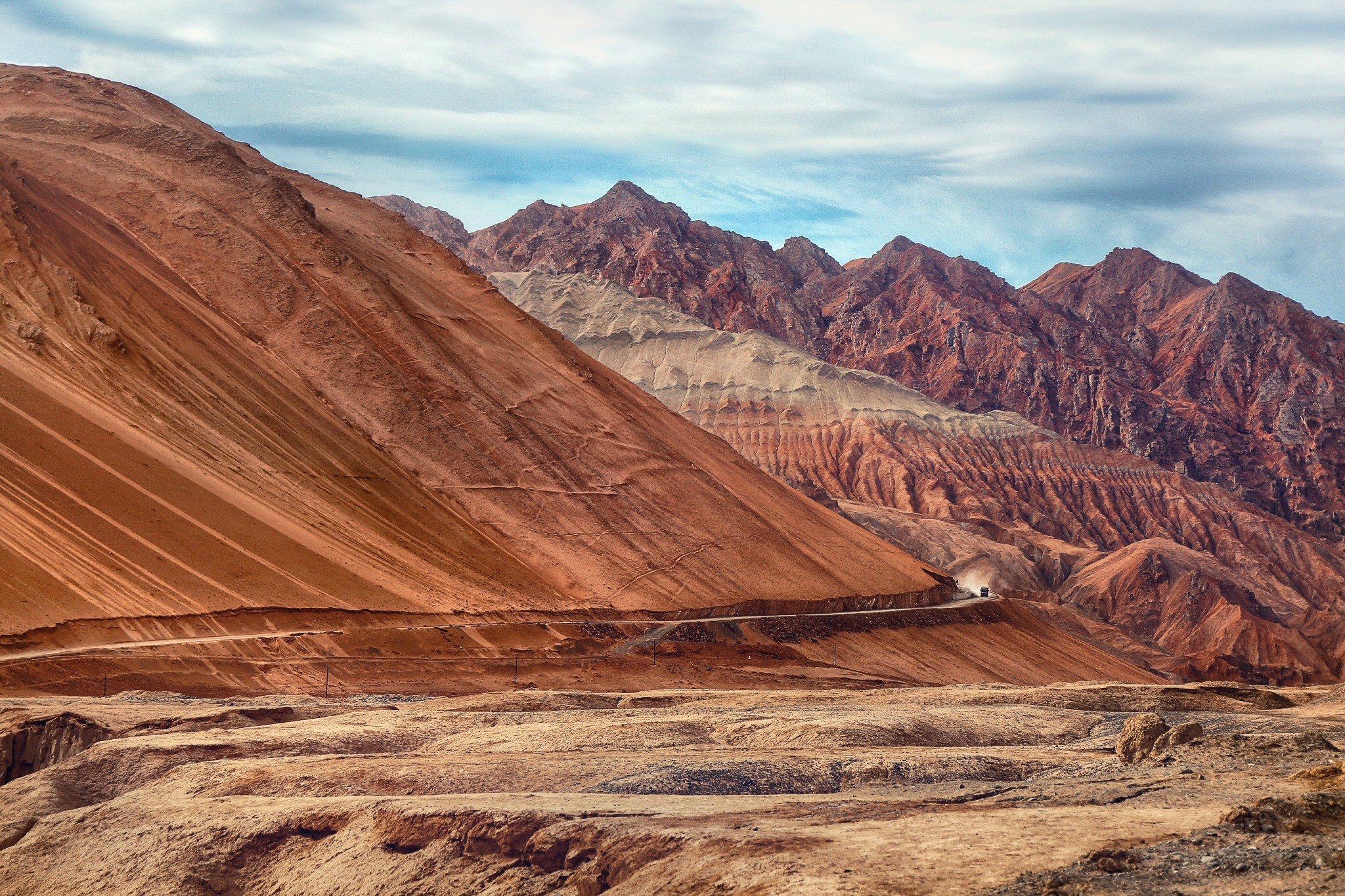 从吐鲁番返回东边五十多公里的吐峪沟,这里充满着神奇的色彩,也充斥着