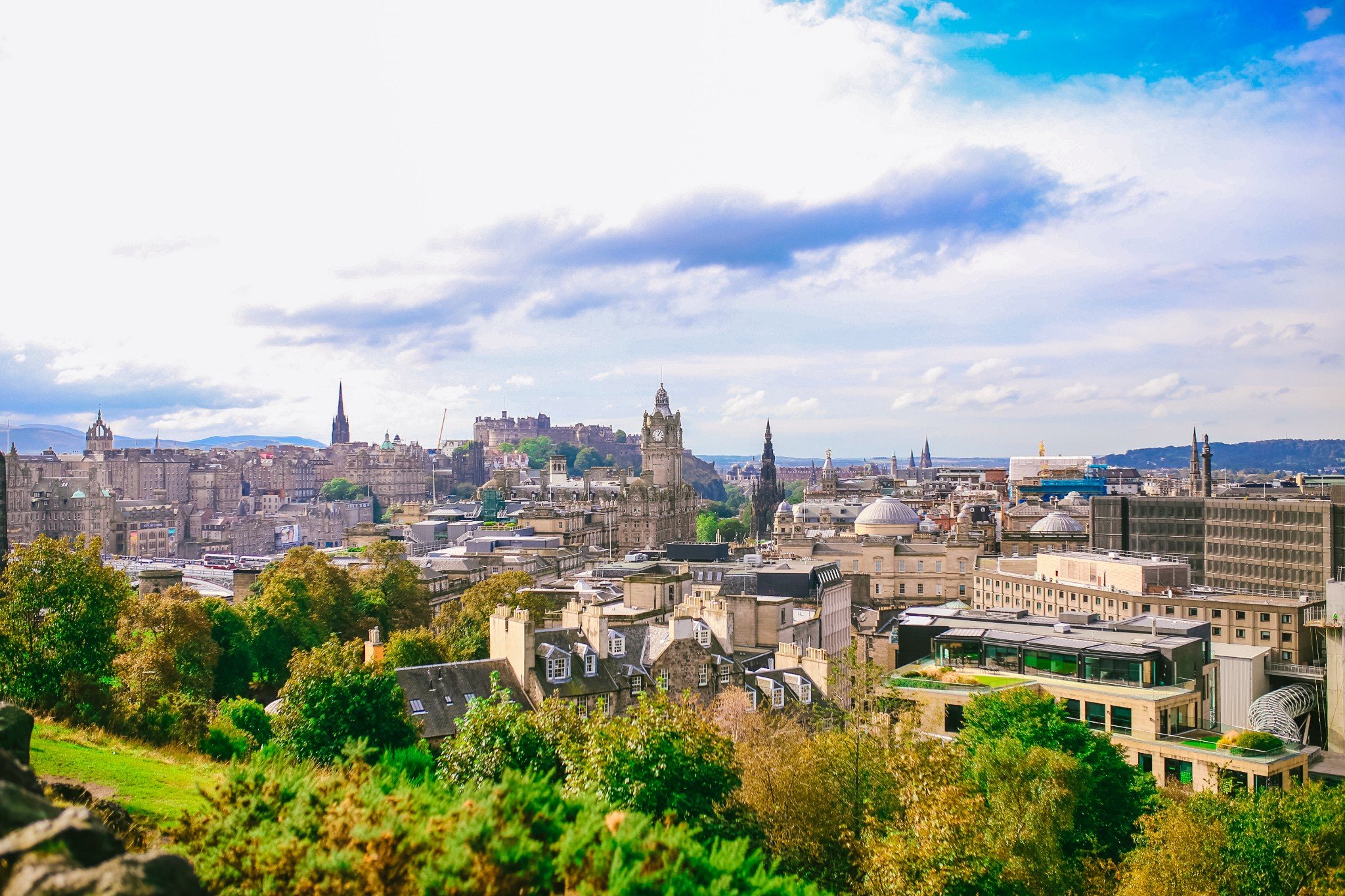 站在山顶西望,爱丁堡城堡巍然矗立,守护着宁静的小城,景色非常美丽