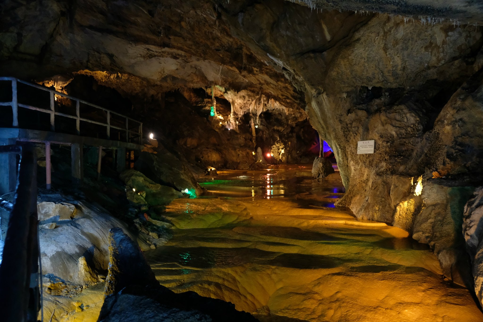 灵岩风景区内有多个溶洞,但我们毕竟不能摸黑开山路