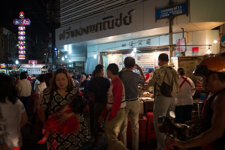2018中国城夜晚很热闹,来曼谷的外国人喜欢到