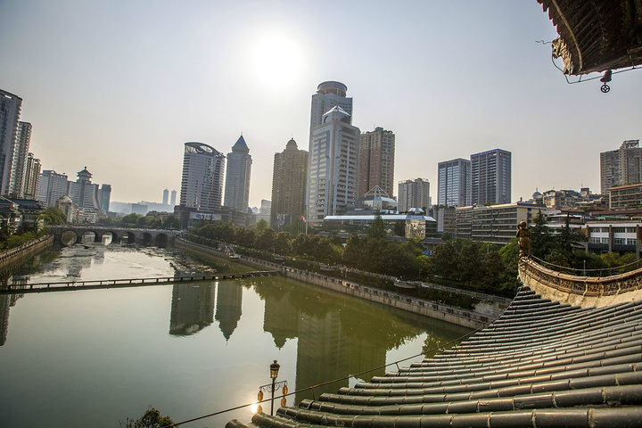 在这里欣赏傍晚南明河绚丽的美景,那种灯光水色人影相辉映的璀璨夜景